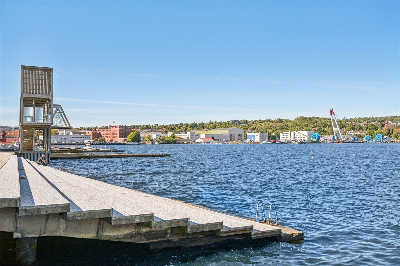 Bade- og stupetårnet ved Fleischer Brygge innbyr til forfriskende dukkerter i gangavstand fra boligen. Galleribilde