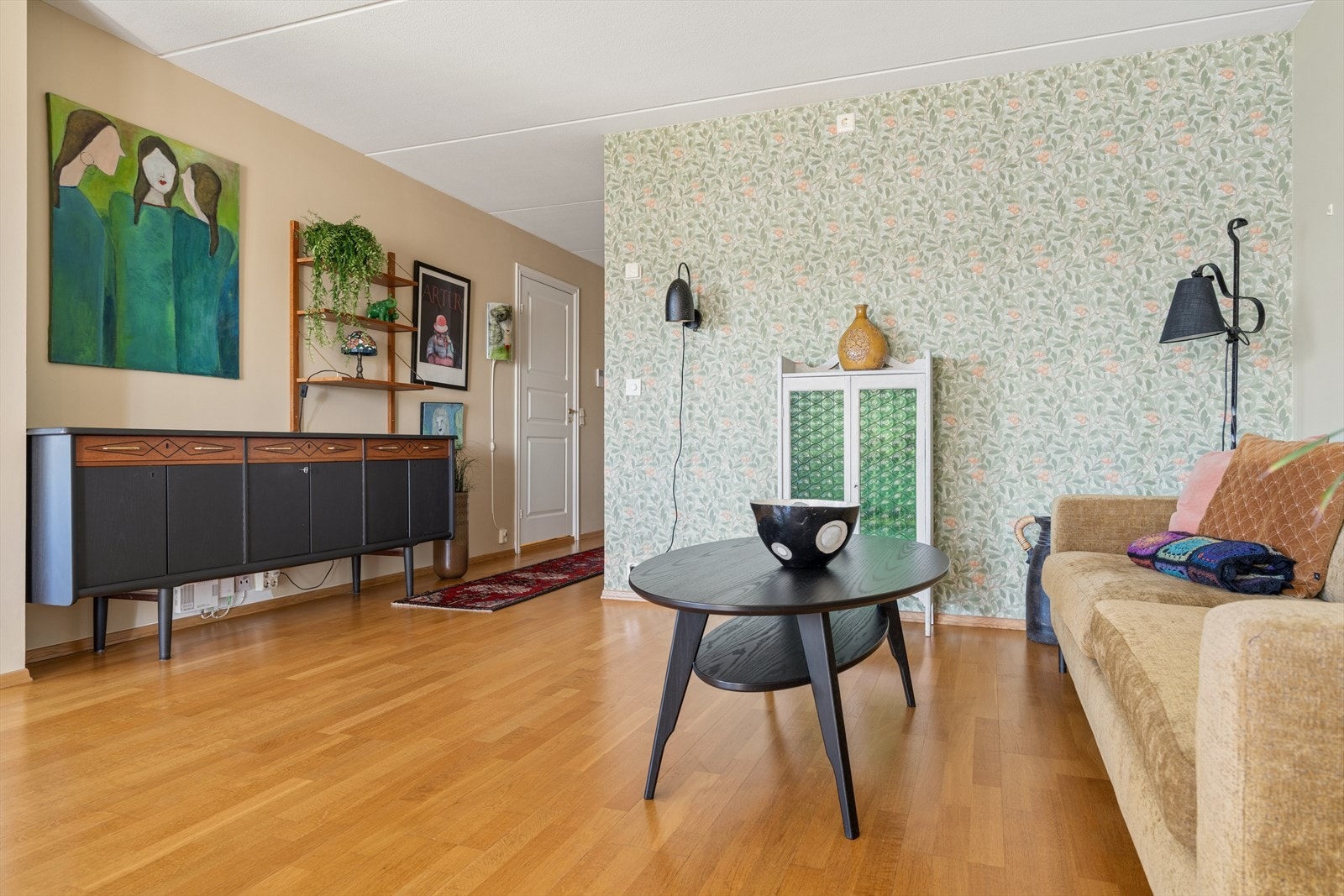 Romslig stue med god plass til sofagruppe og øvrig møblement. Galleribilde