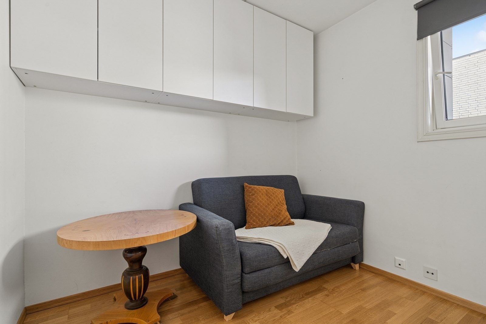 Soverom II er innredet med overskap, velegnet som barnerom, gjesterom eller kontor. Det er også vannbåren gulvvarme i dette rommet. Galleribilde