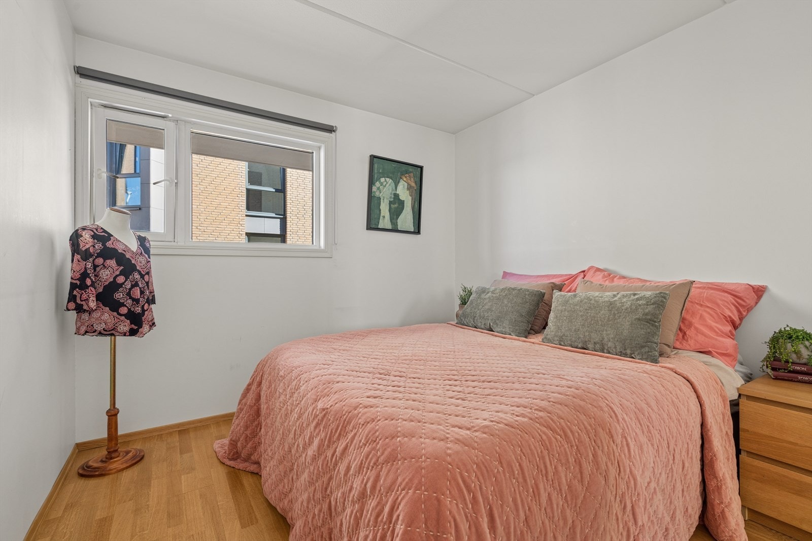Soverommet har parkett på gulv og vannbåren gulvvarme for jevn oppvarming. Galleribilde