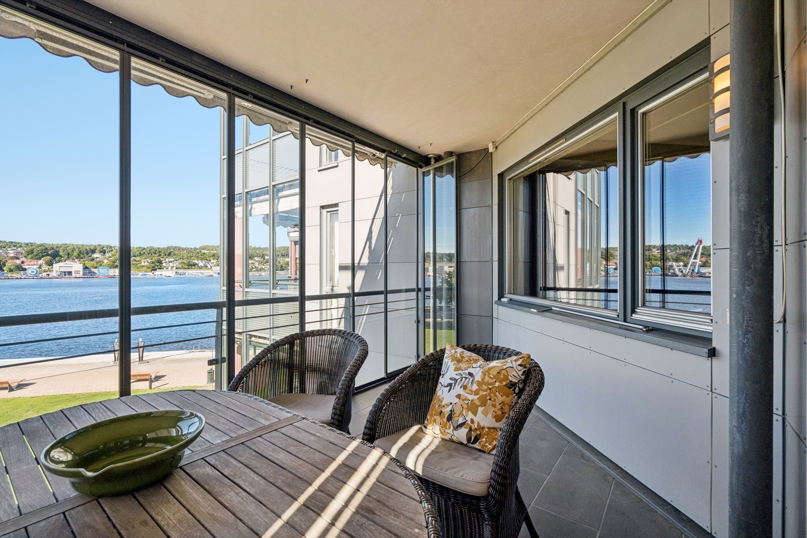 Romslig balkong på 11 m². Det er markise som gir god skygge på de varmeste dagene. Glassdørene kan skyves til siden. Galleribilde