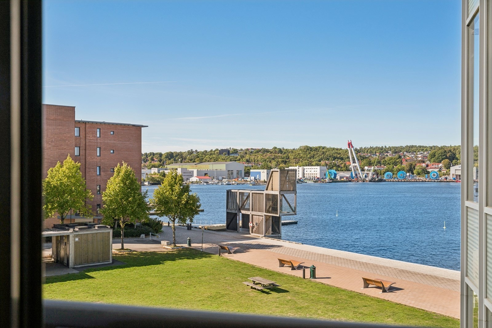 Leiligheten ligger i 3. etasje med heis. Her bor du med fin utsikt mot sjøen, parkområdet og stupetårnet ved Fleischer Brygge. Galleribilde