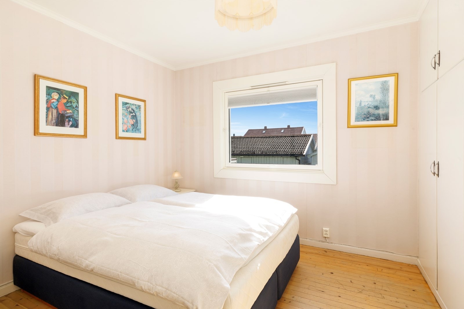 Soverommet har god plass til seng med tilhørende møblement samt garderobeskap og kott. Galleribilde