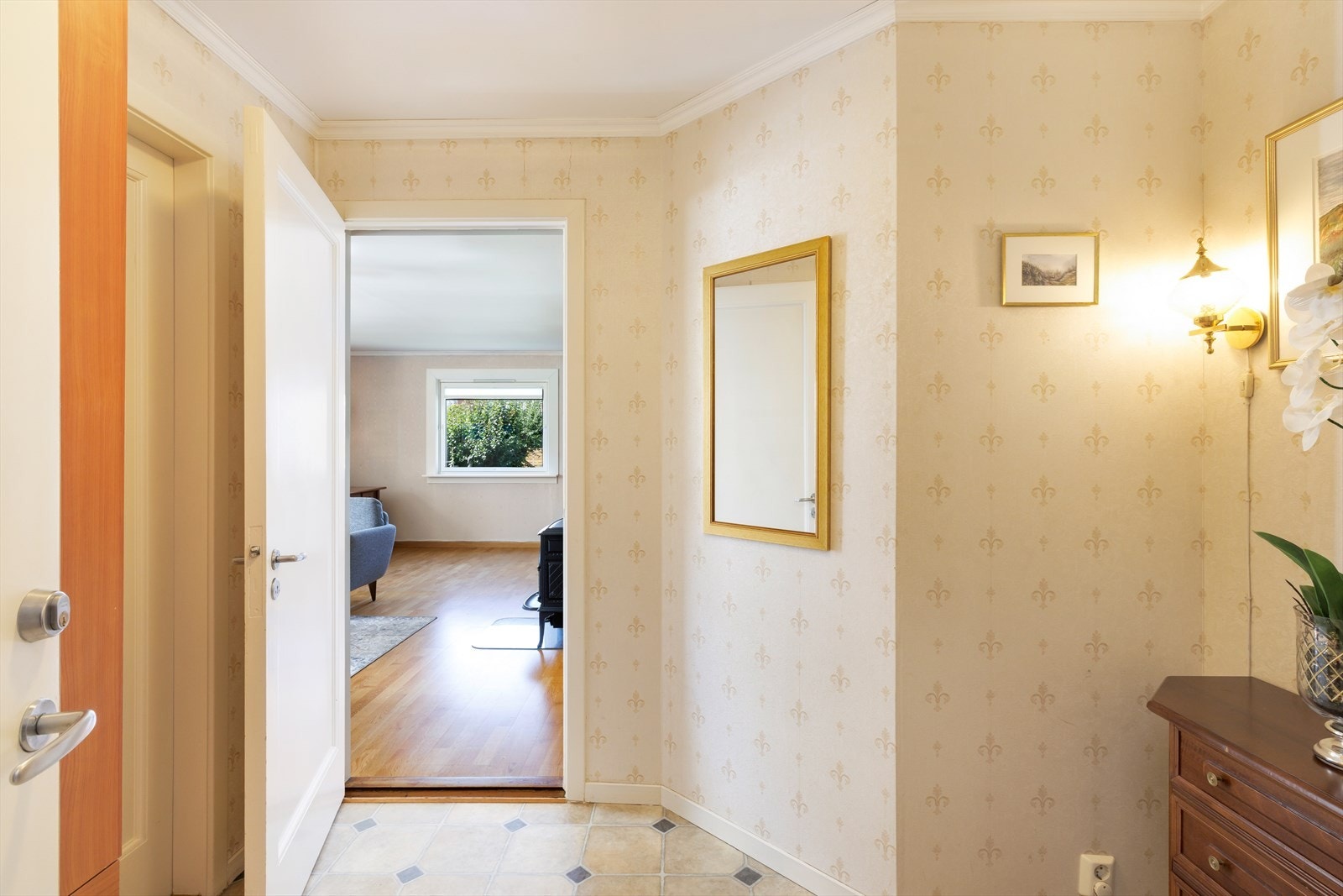 Fra gangen er det videre inngang til soverom og baderom Galleribilde