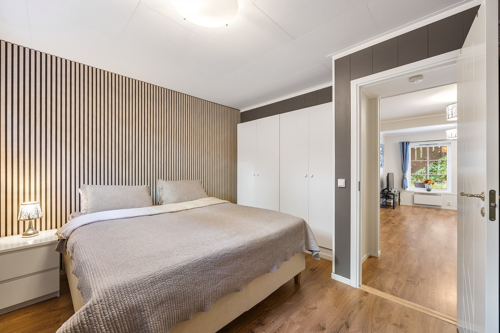 Soverommet har god plass til dobbeltseng og er innredet med garderobeskap. Galleribilde