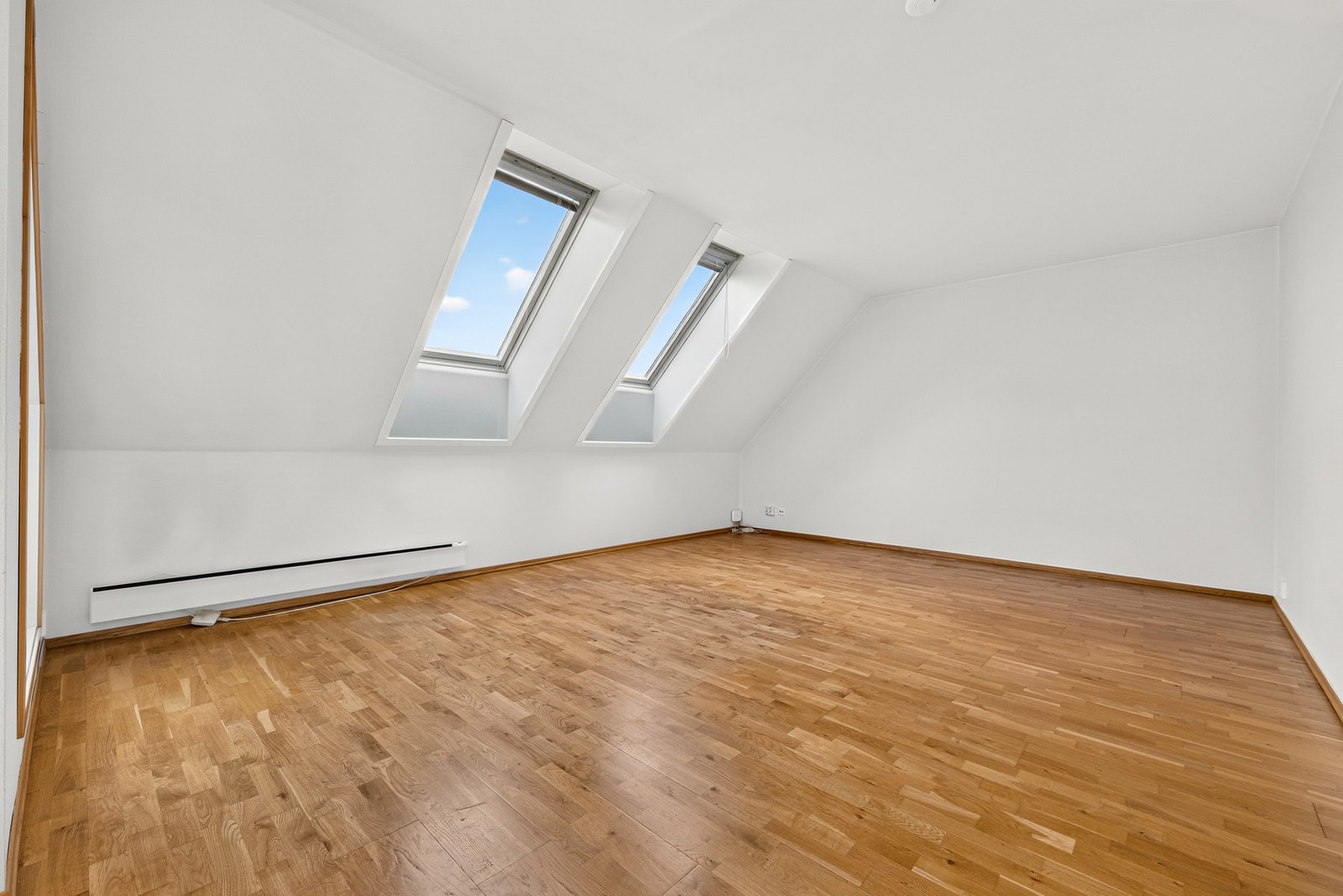 Den gode takhøyden, med et toppunkt på hele 2,51 meter, bidrar til en luftig og behagelig romfølelse. Galleribilde
