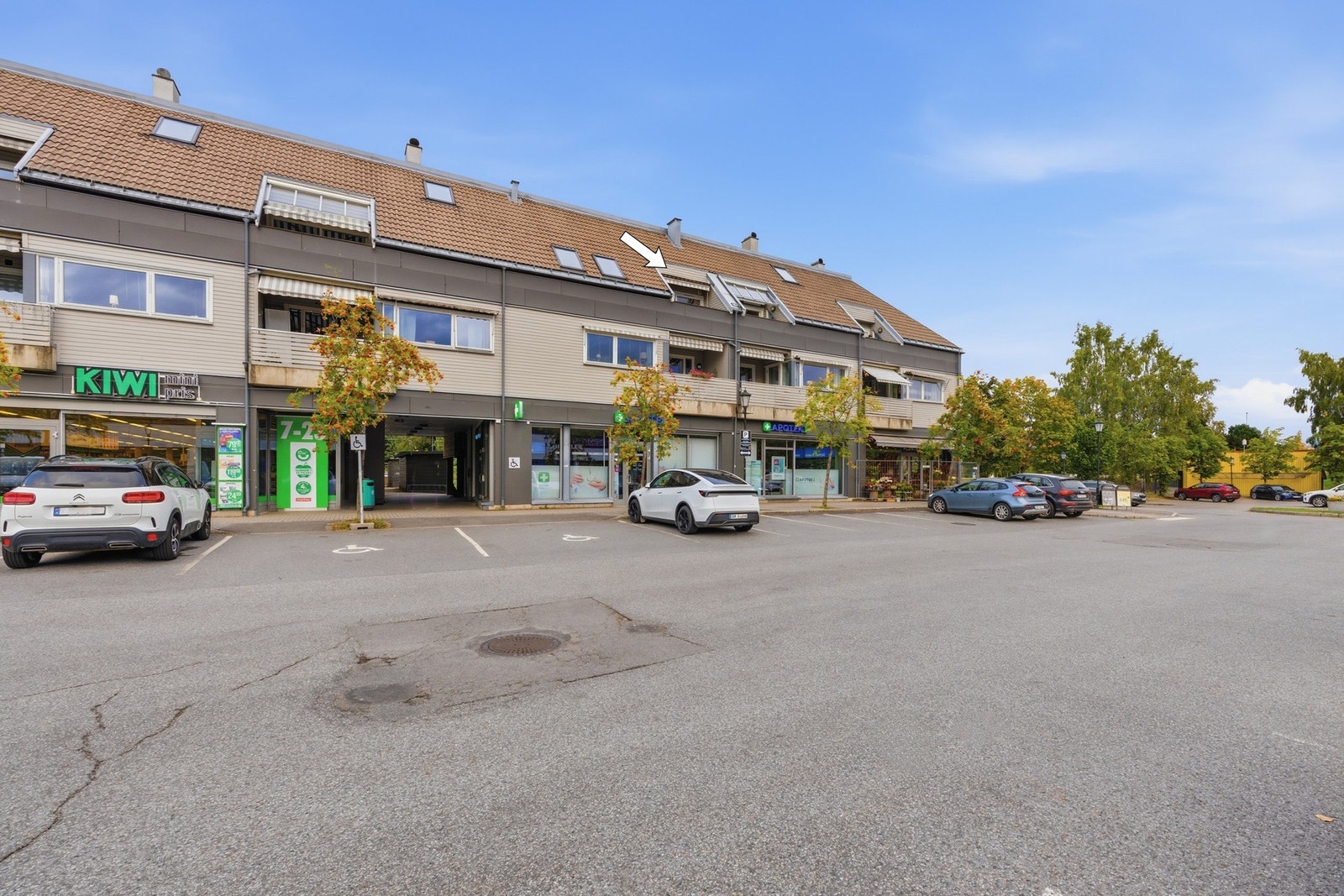 I umiddelbar nærhet finner du blant annet Kiwi Eidsvoll og Apotek 1, mens Sundet sentrum byr på et variert utvalg av butikker og servicetilbud. Galleribilde
