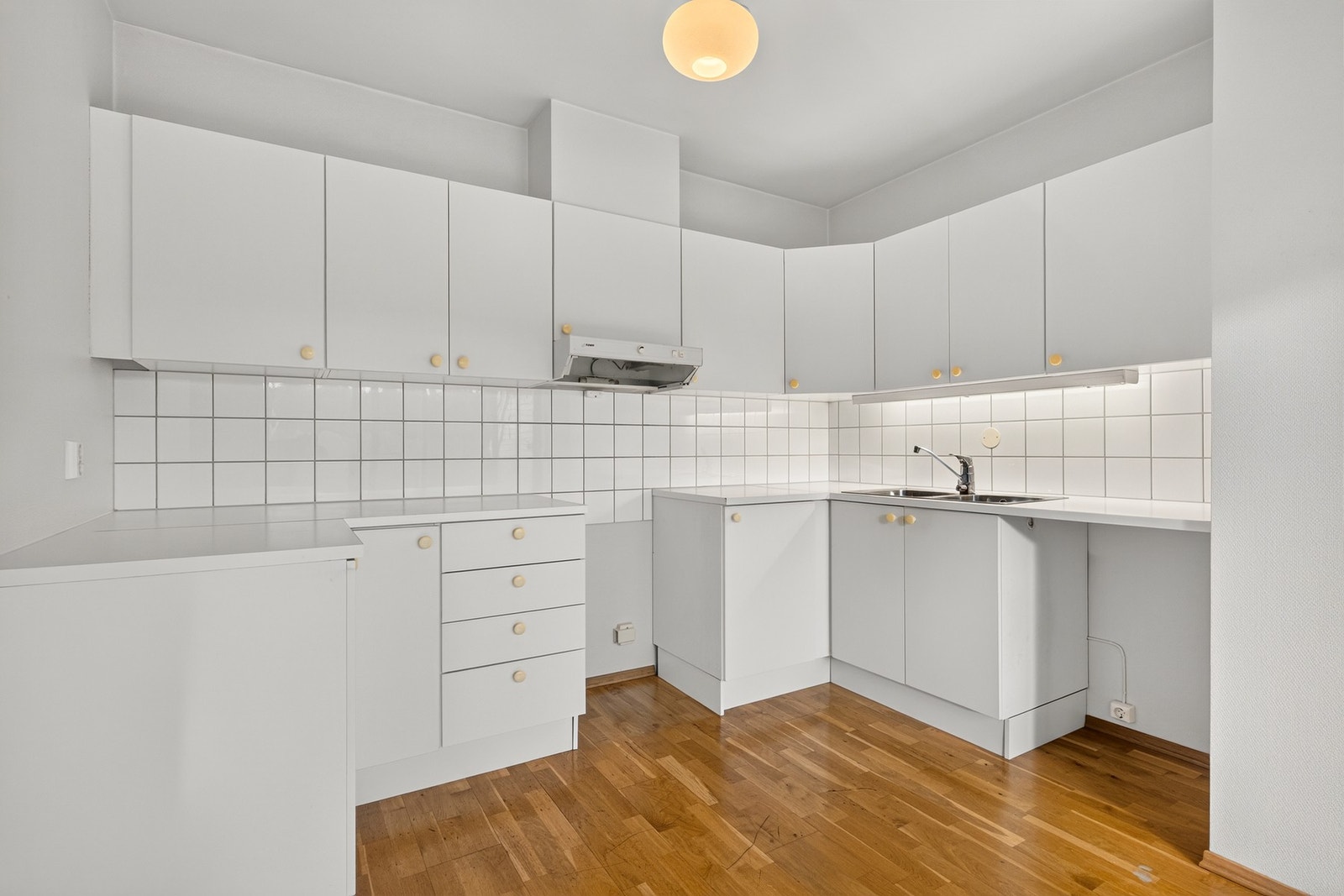 Det er avsatt plass til frittstående komfyr, kjøleskap og oppvaskmaskin. Ingen hvitevarer medfølger ved salget. Galleribilde