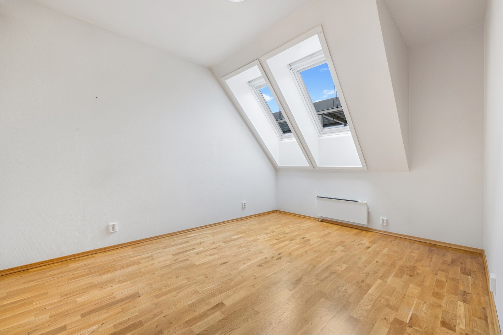 Leiligheten har et tiltalende soverom med god takhøyde, to skylight-vinduer og integrert skyvedørsgarderobe. Galleribilde