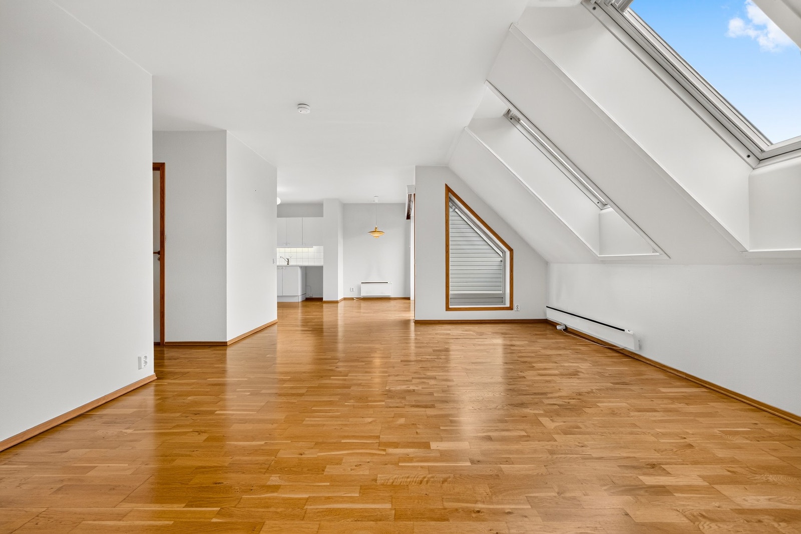 Skråhimlingen har to skylight-vinduer som tilfører rommet godt med dagslys, og det er montert effektiv solskjerming foran vinduene. Galleribilde