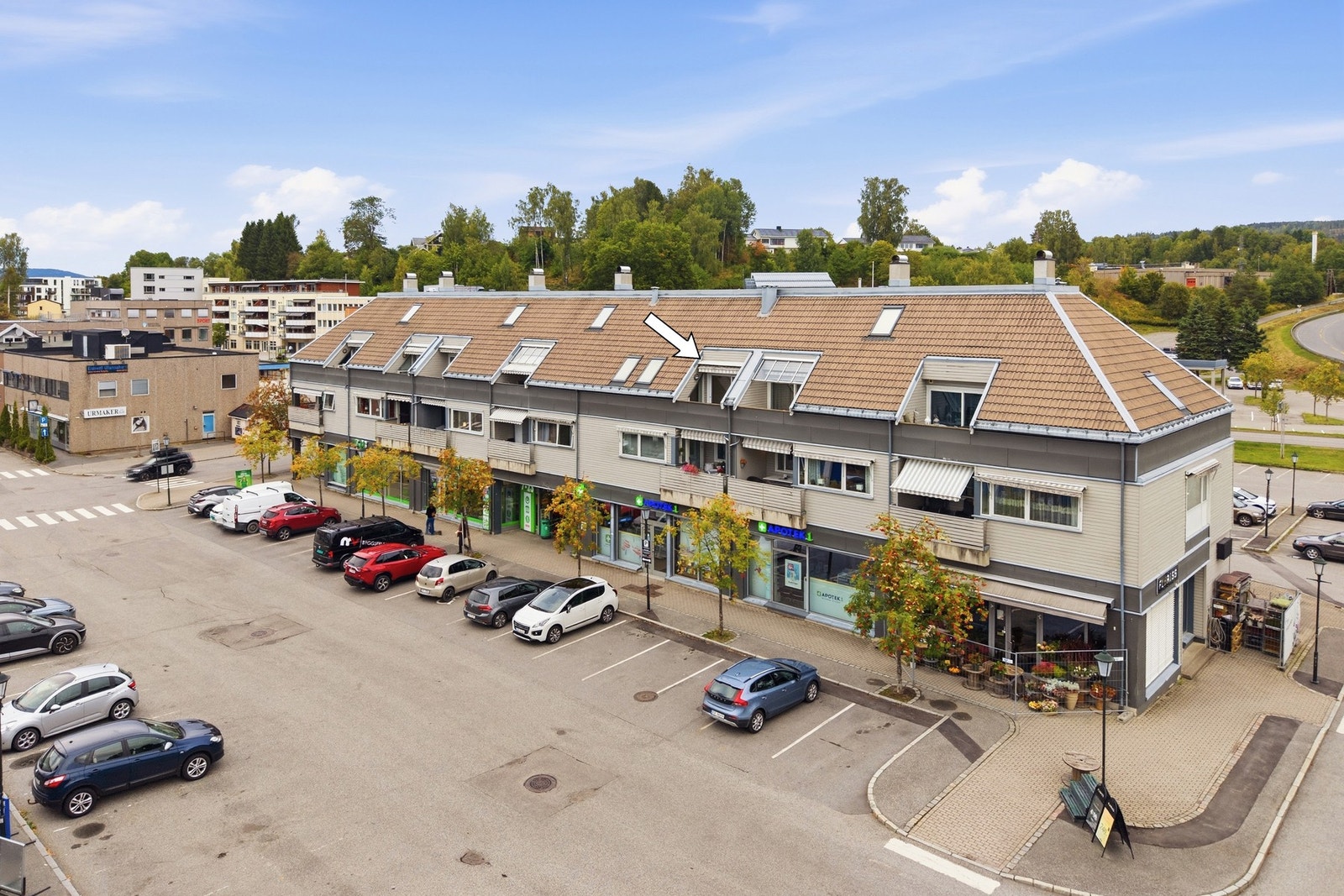 Hver seksjon disponerer én sportsbod og én biloppstillingsplass. Selger informerer at det ikke er noen fast plass, men at man parkerer der det er ledig. Galleribilde