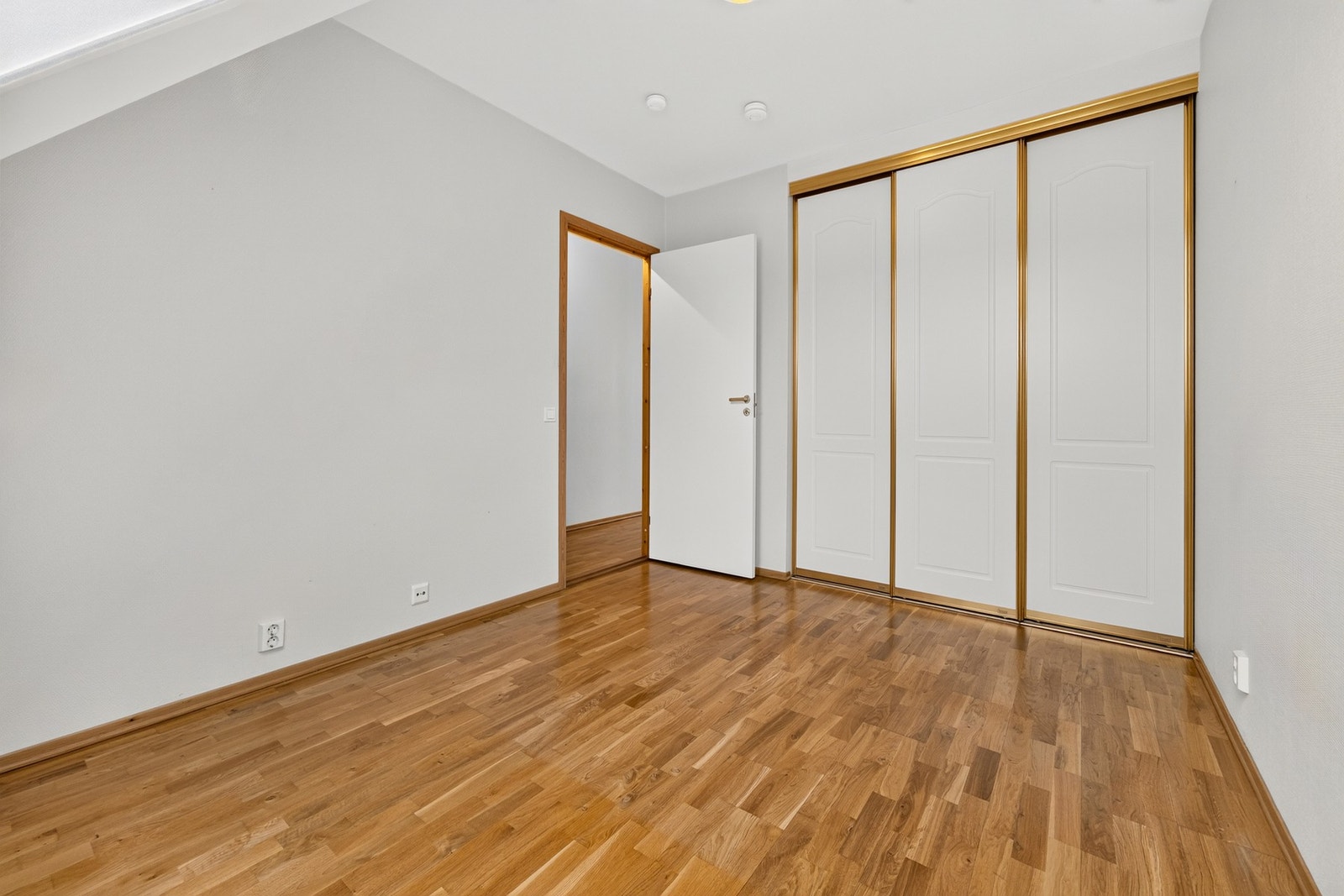 Rommet har lysmalte veggflater og parkett på gulv, samt god plass til dobbeltseng med tilhørende nattbord. Galleribilde