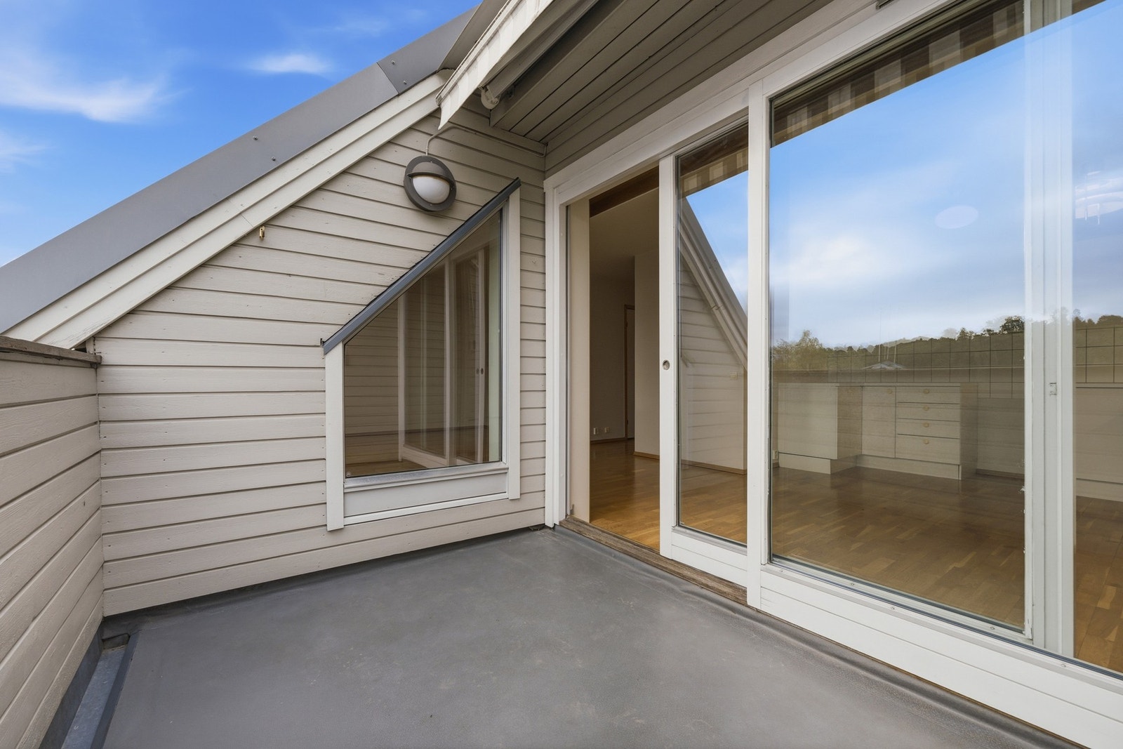 Fra spisestuen er det utgang via skyvedør til den skjermede takterrassen, som gir et hyggelig uteareal for avslappende dager og sene kvelder. Galleribilde