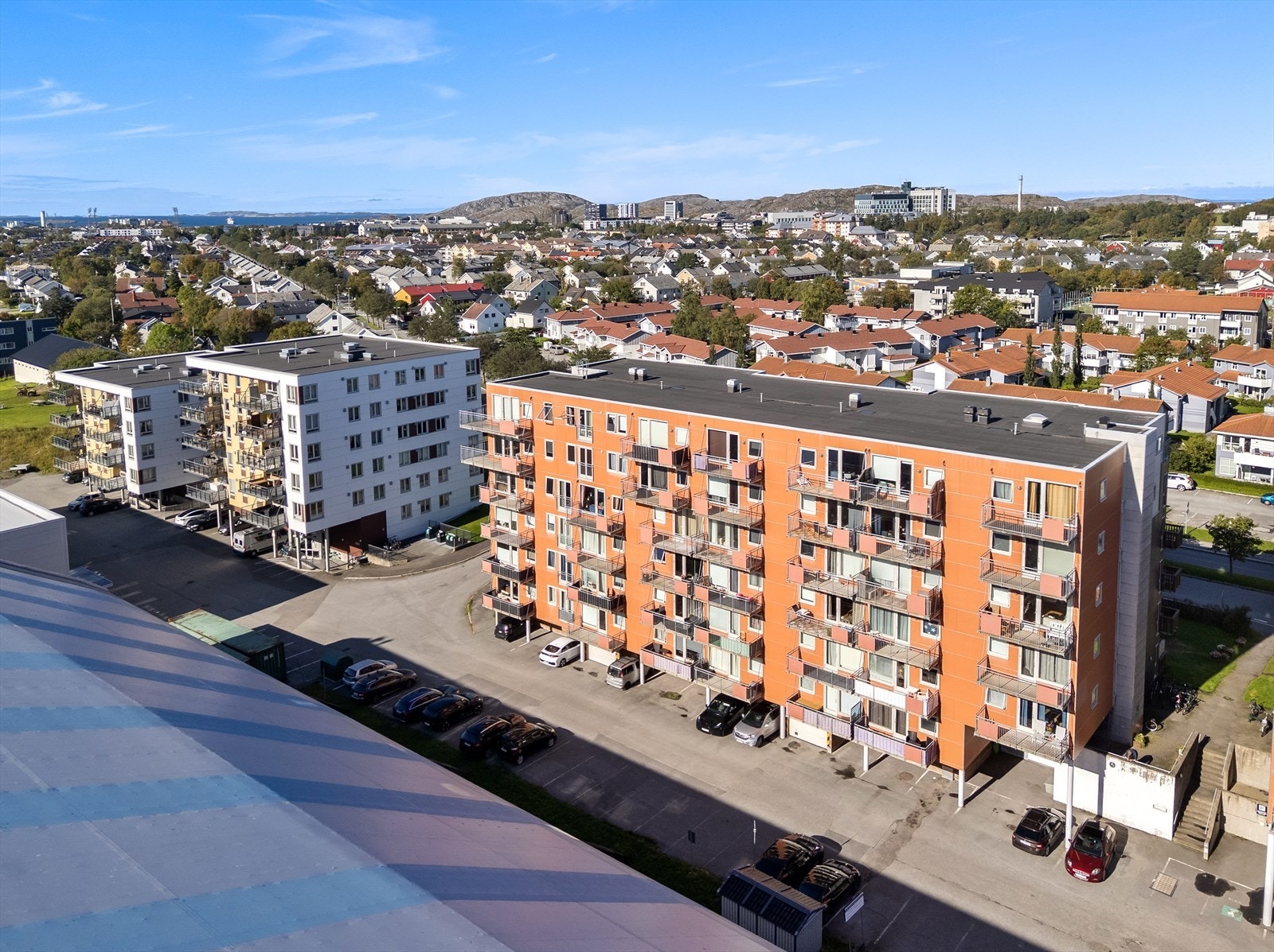 Det medfølger fast parkeringsplass i felles garasjeanlegg og ekstern bod i underetasjen. Galleribilde