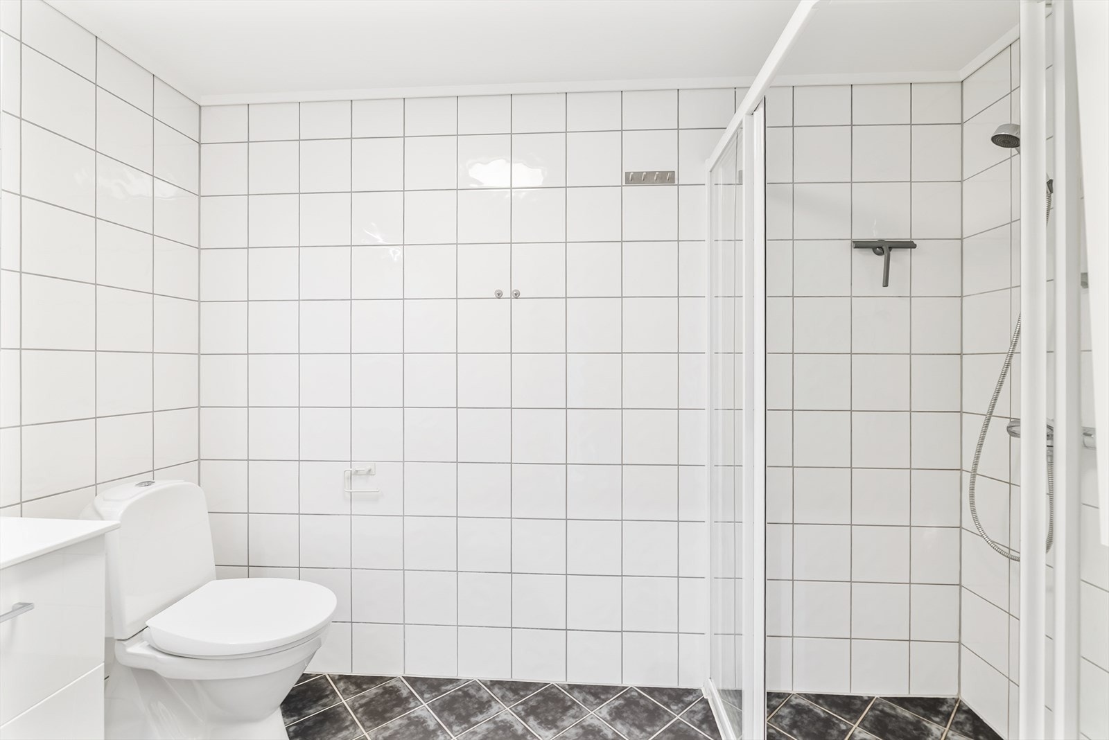 Badet har gulvvarme og dusjvegg i nisje. Galleribilde