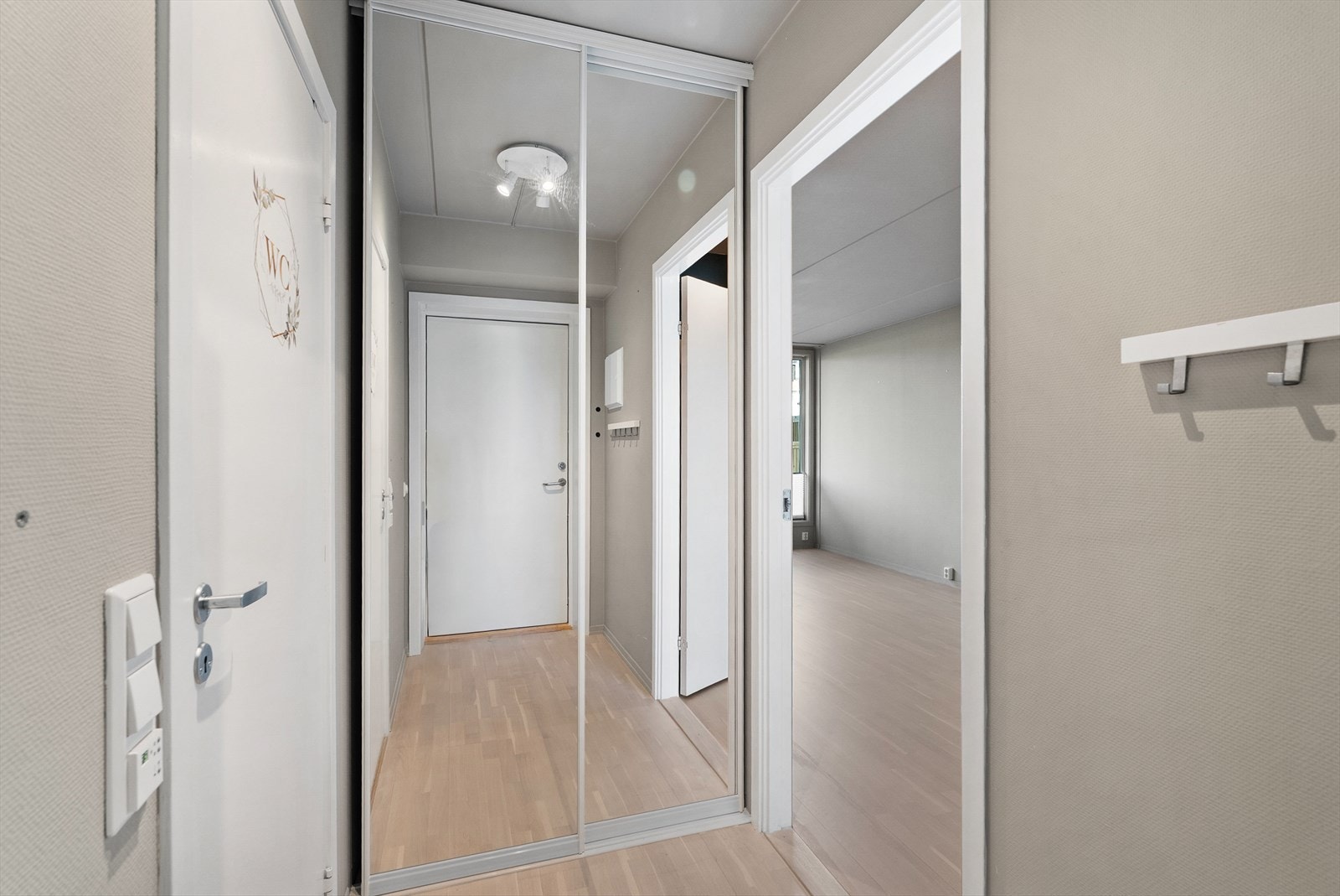 Velkommen inn! Entreen er utstyrt med skyvedørsgarderobe med speilfronter. Galleribilde
