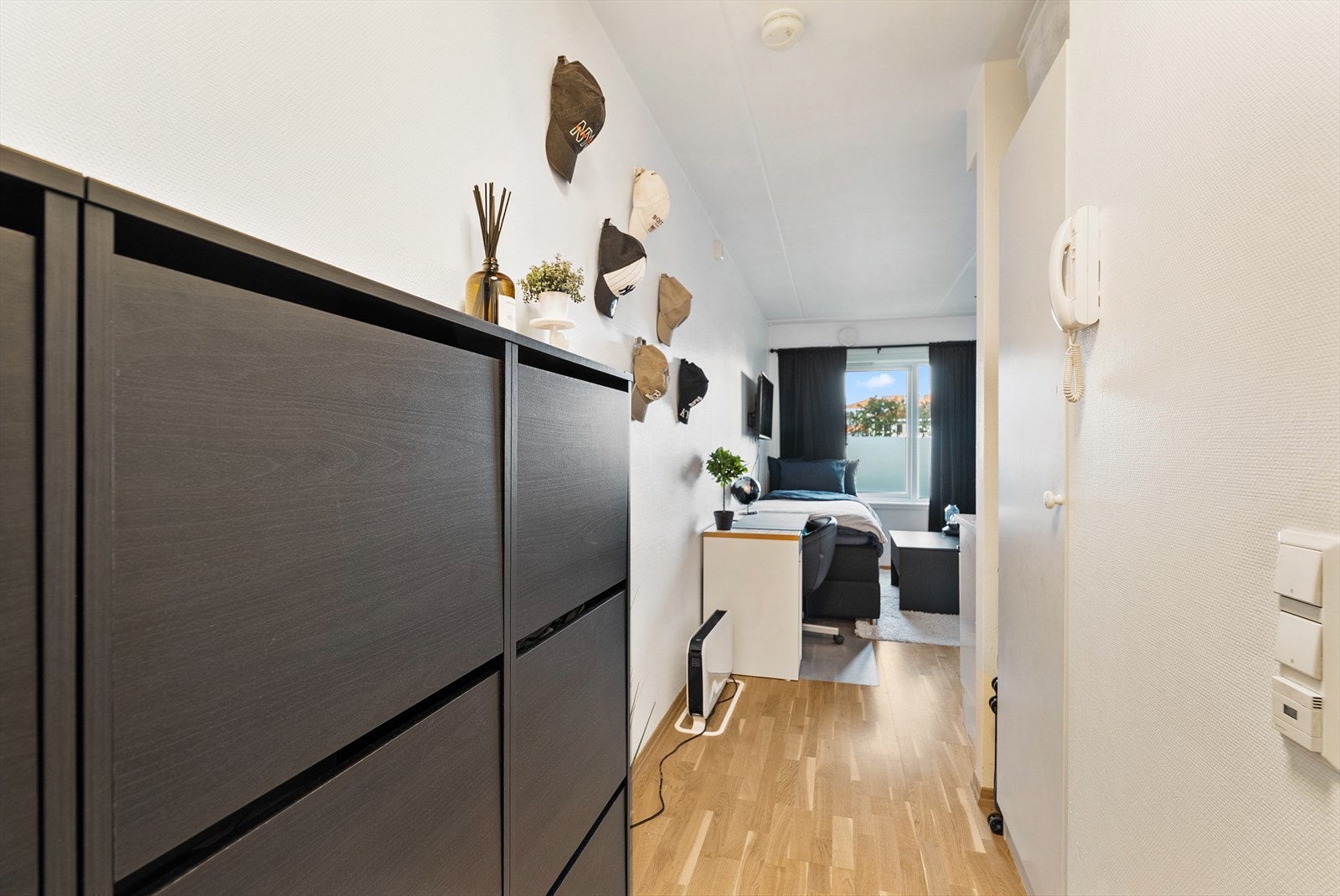 Hybelen har egen inngang og adkomst til både bad og oppholdsrom. Galleribilde