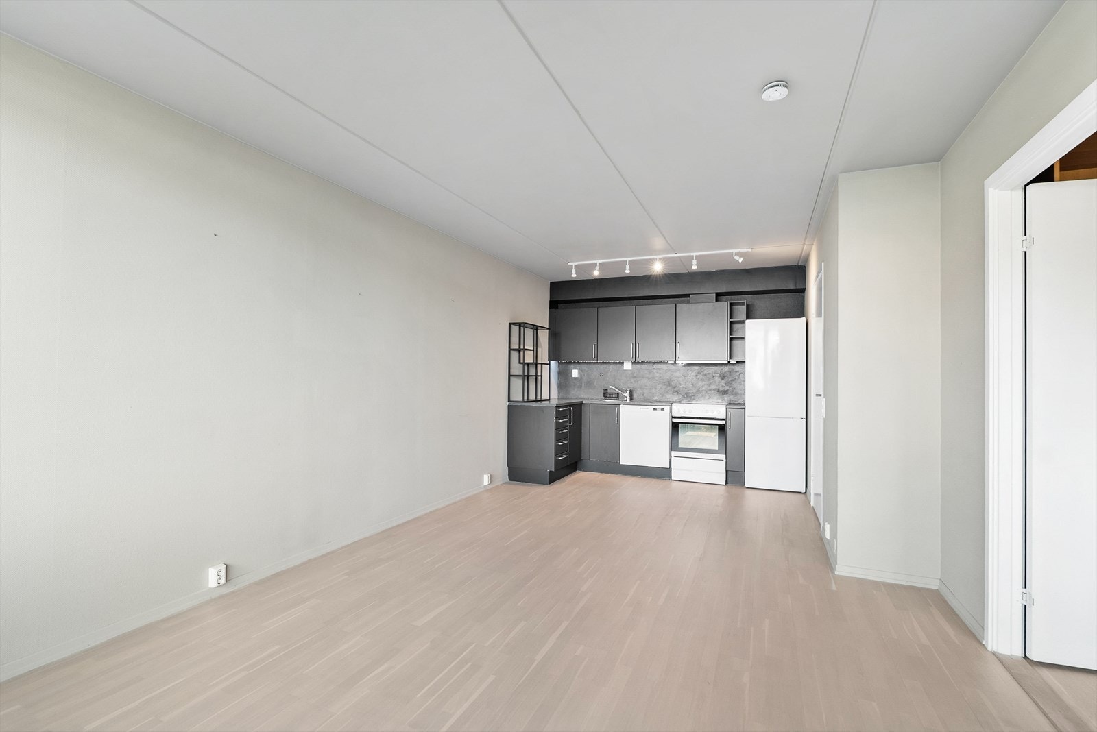 Stuen og kjøkkenet er i åpen løsning med god plass til spisebord og sofagruppe. Galleribilde