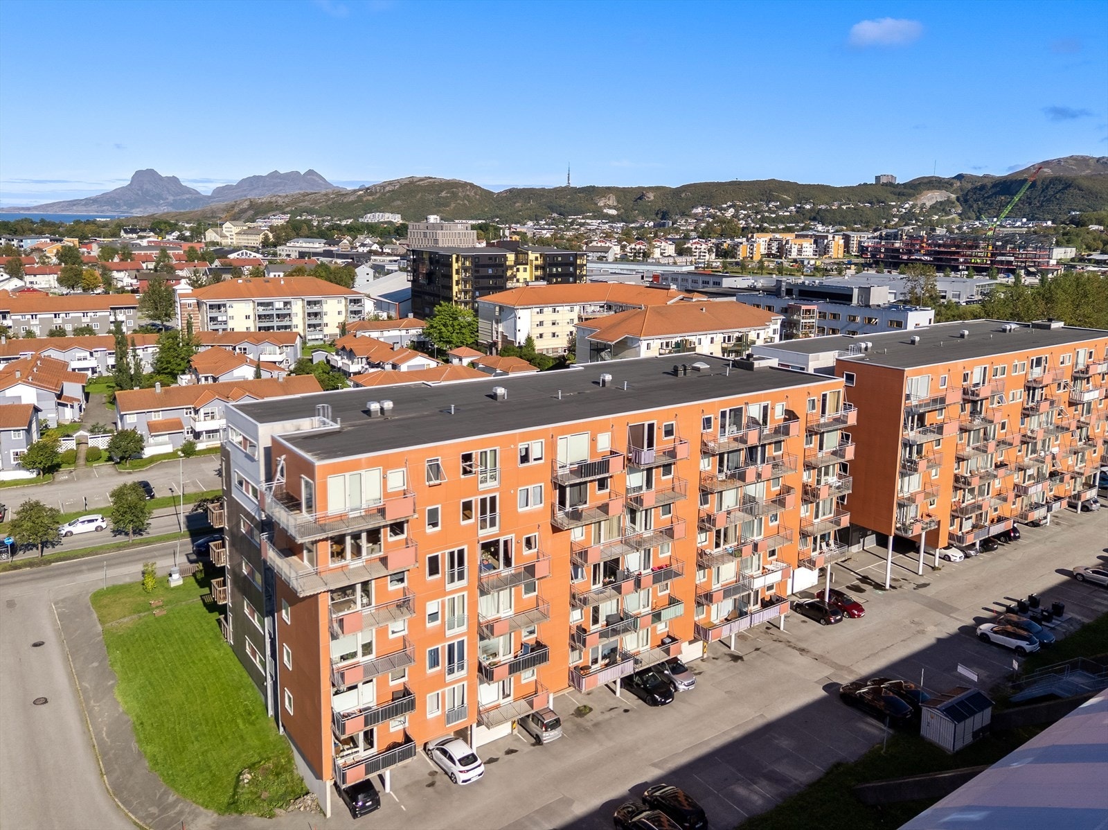 Sentral beliggenhet i Bodø med enkel adkomst til både bysentrum og turterreng. Galleribilde
