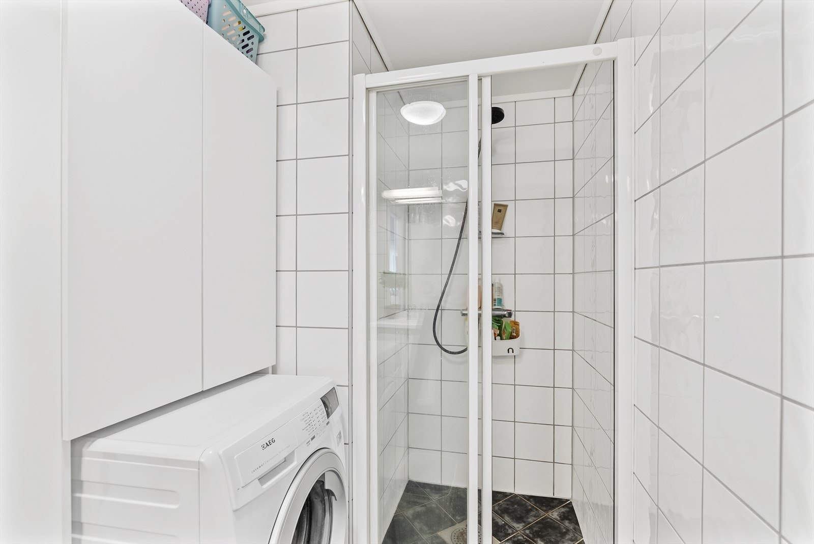 Badet i hybelen har dusjhjørne, overskap og eget opplegg for vaskemaskin. Galleribilde