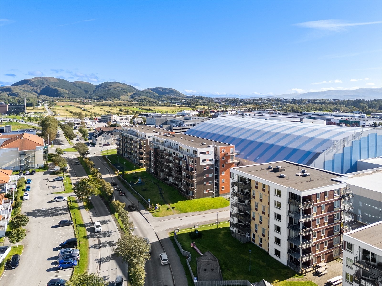 Bodø Spektrum og Nordlandshallen ligger like over veien med idrettshaller og badeland. Galleribilde