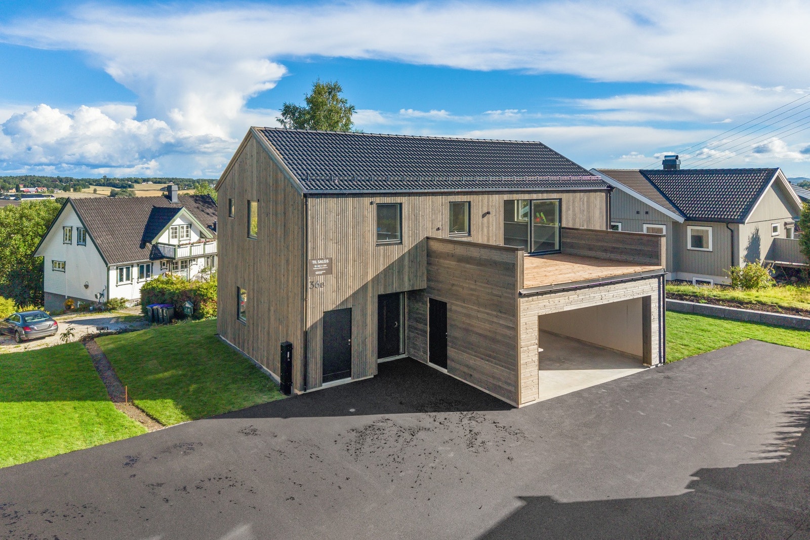 Et gjennomført hjem som kombinerer moderne arkitektur med lune og harmoniske materialvalg. Galleribilde