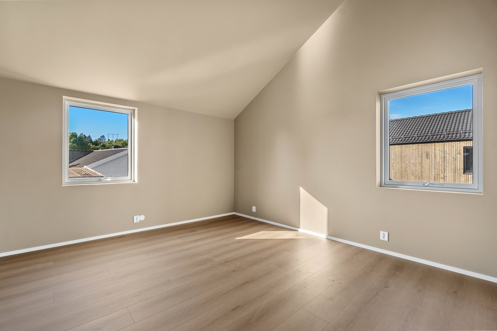Romslig og innbydende master bedroom med god takhøyde og en luftig romfølelse. Galleribilde