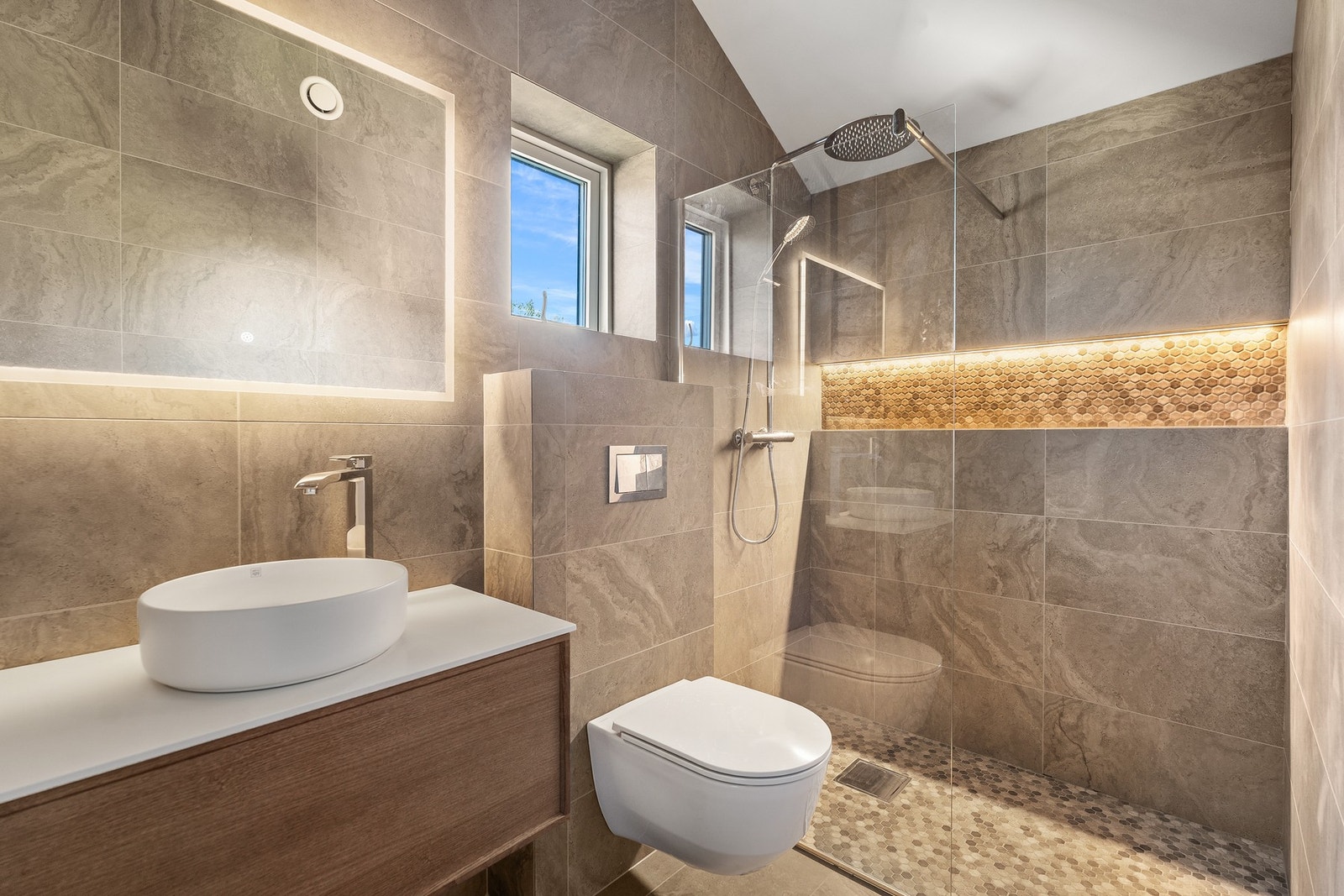 Lekkert og påkostet en-suite bad med direkte adkomst fra master bedroom. Galleribilde
