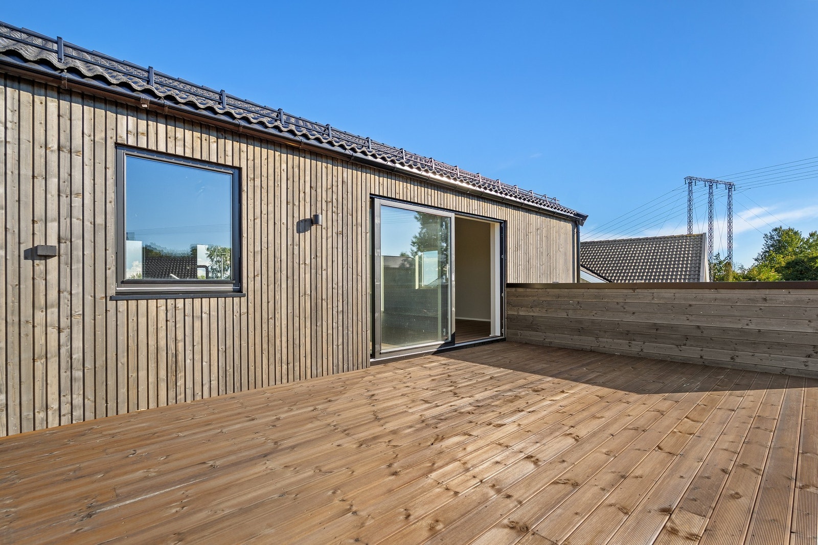 Fra boligen er det utgang til en stor og solrik terrasse med svært gode møbleringsmuligheter. Galleribilde