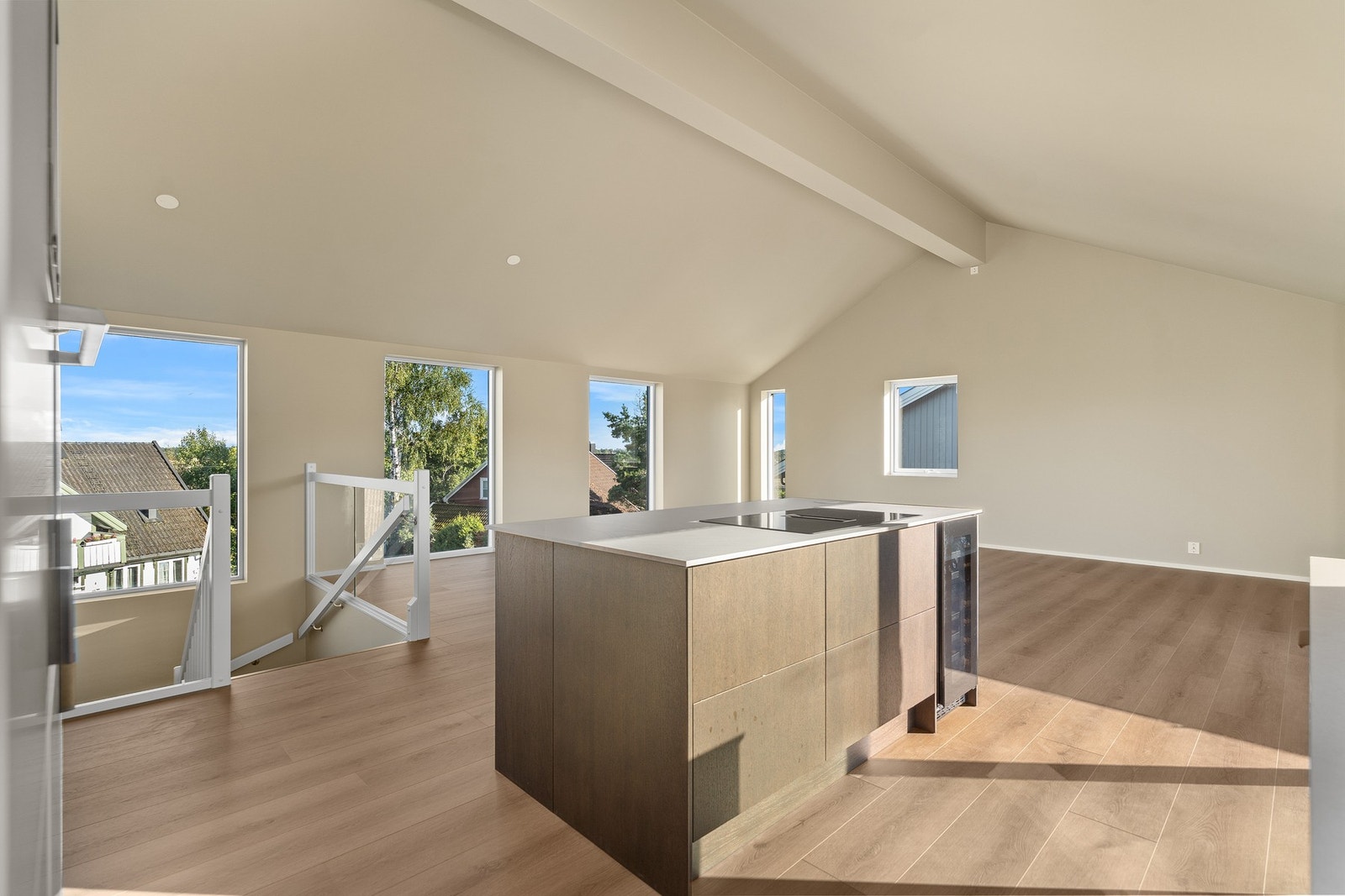 Kjøkkenøya byr på både ekstra arbeidsflate og oppbevaringsplass, og bidrar til et funksjonelt og gjennomført uttrykk. Galleribilde