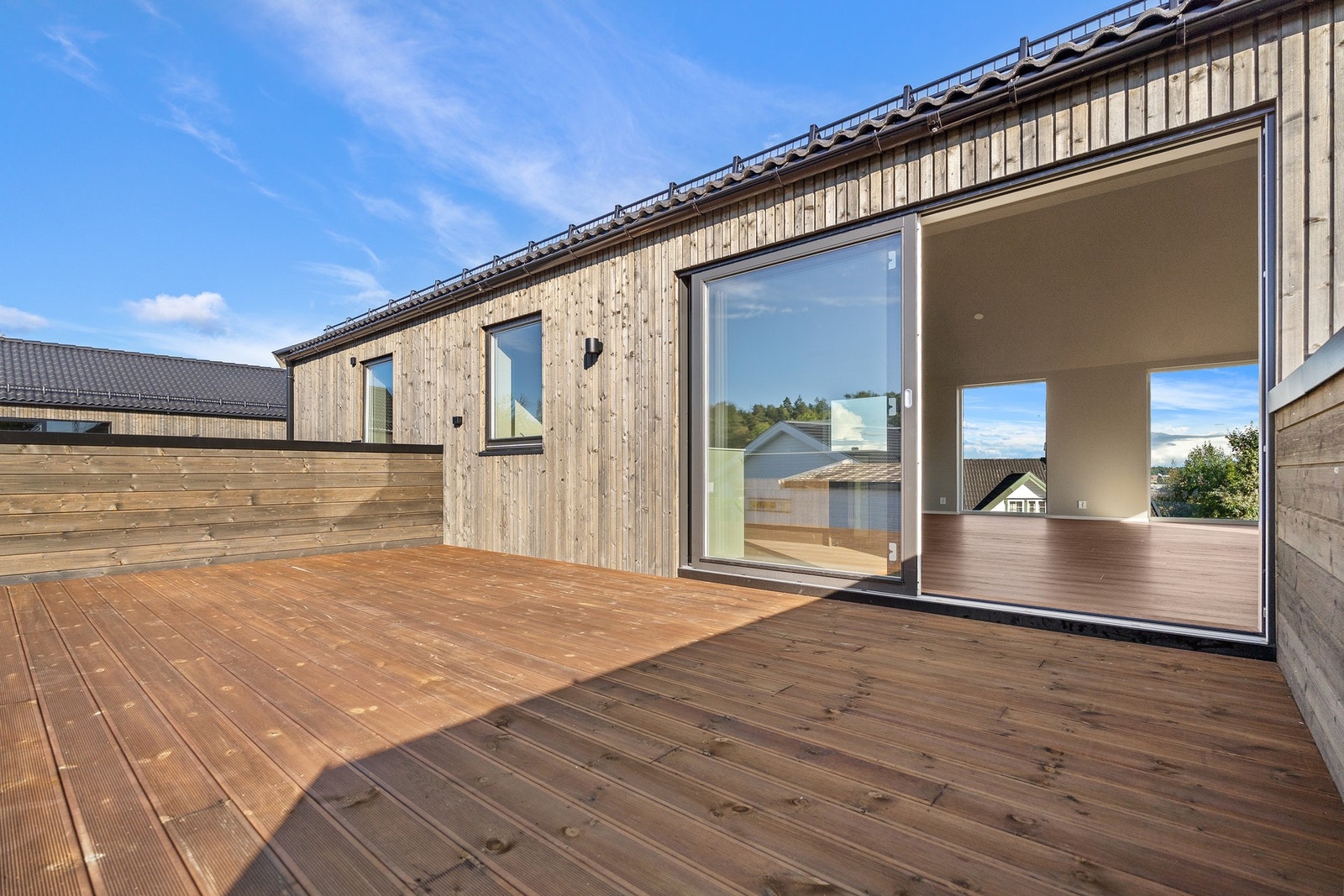 Her er det rikelig med plass til både spisegruppe, loungemøbler og grill, og den skjermede utformingen gir en lun og privat uteplass. Galleribilde