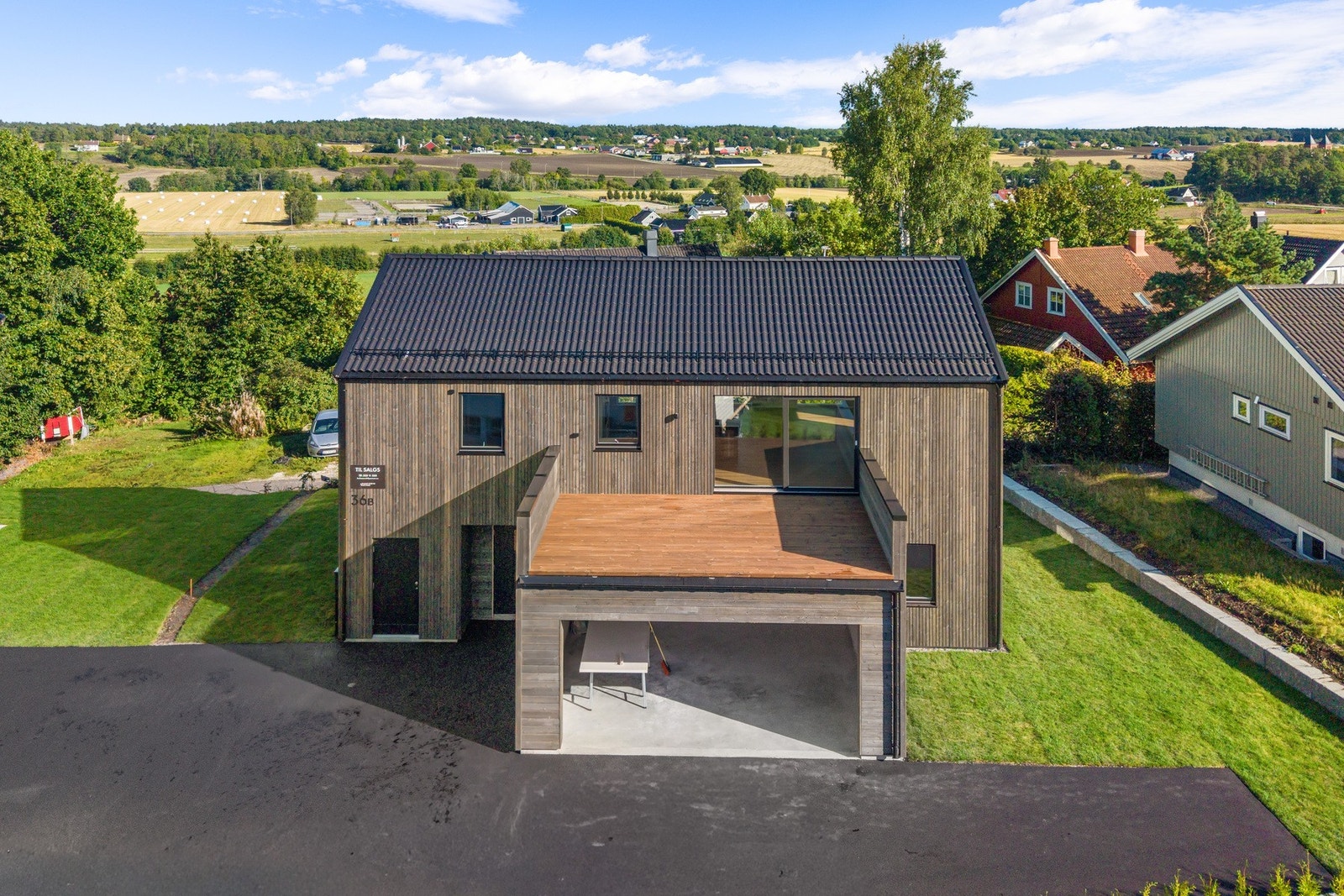 Moderne og arkitektonisk spennende bolig med stilren trekledning, store vindusflater og integrert garasje. Galleribilde