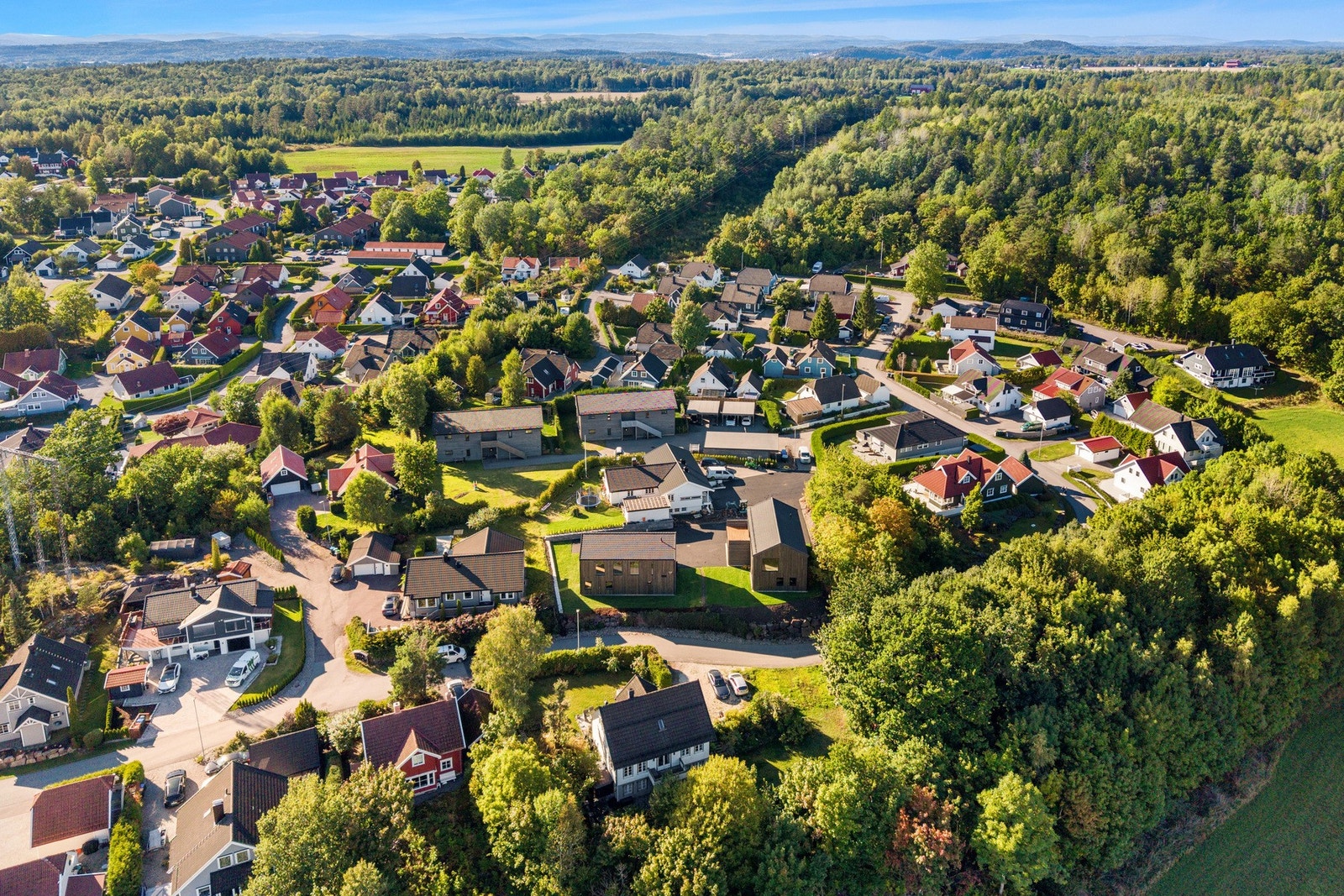 Eiendommen ligger fint til i et etablert og familievennlig boligområde, omgitt av grønne og landlige omgivelser. Galleribilde