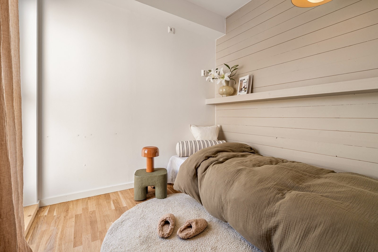 Soverom nr. 2 ligger på andre siden av gangen og plass til både seng, soveromsmøblement og garderobeløsning. Galleribilde