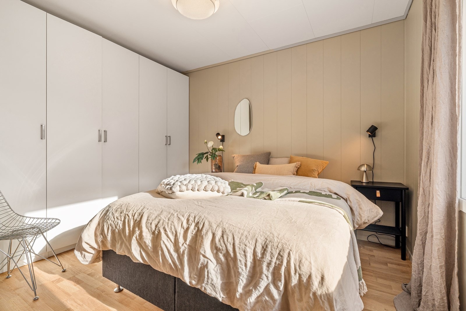 Leilighetens hovedsoverom måler hele 14 m², vendt ut mot den rolige baksiden av bygget. Galleribilde