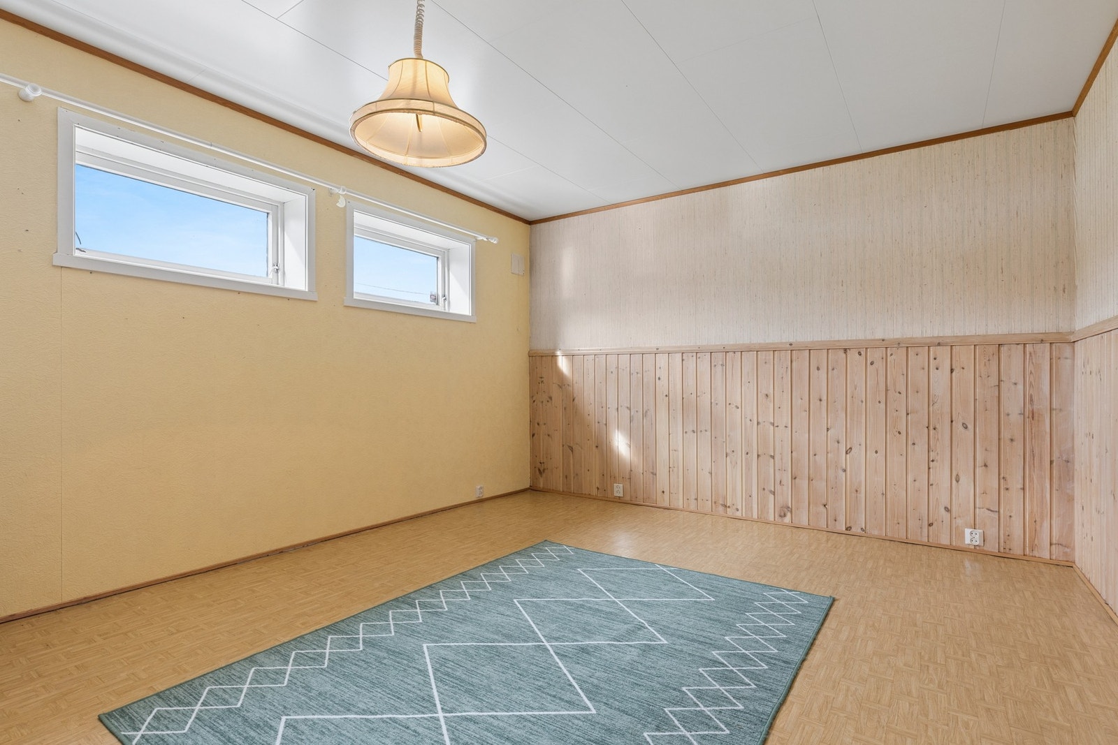 Romslig innredet rom i underetasjen med panelte vegger og gode bruksmuligheter. Bruksendring er ikke omsøkt. Galleribilde