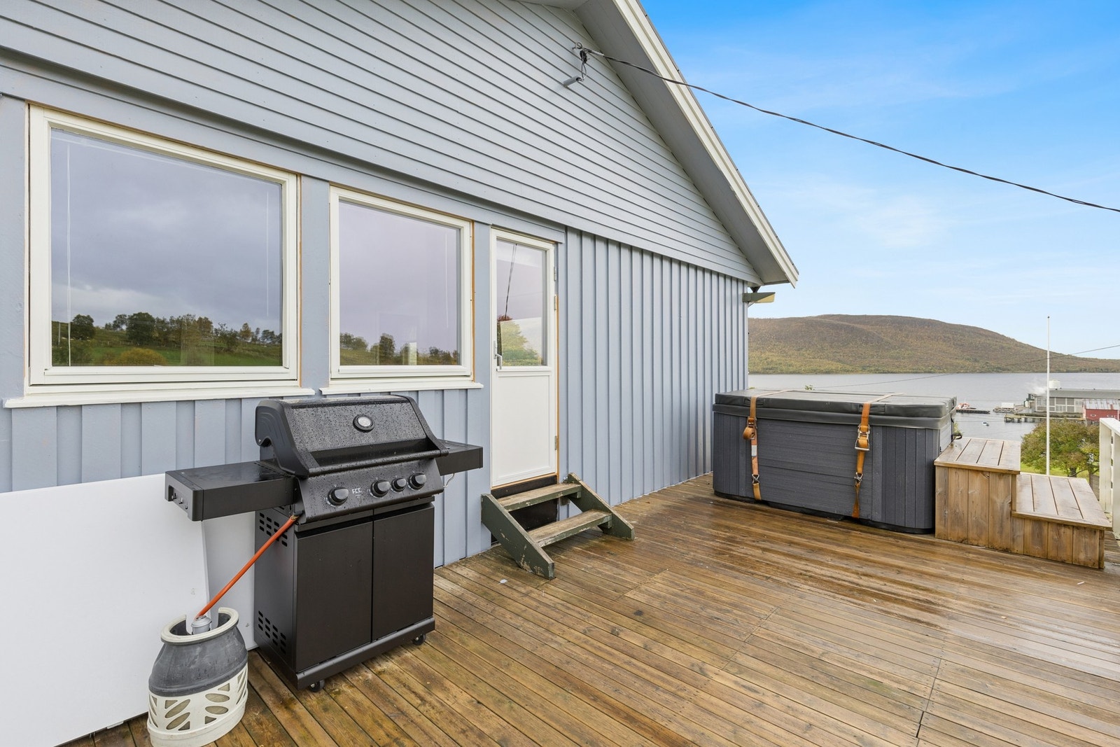 Stor altan over garasjen med god plass til grill, sittegruppe og jacuzzi. Jacuzzi medfølger ikke. Galleribilde