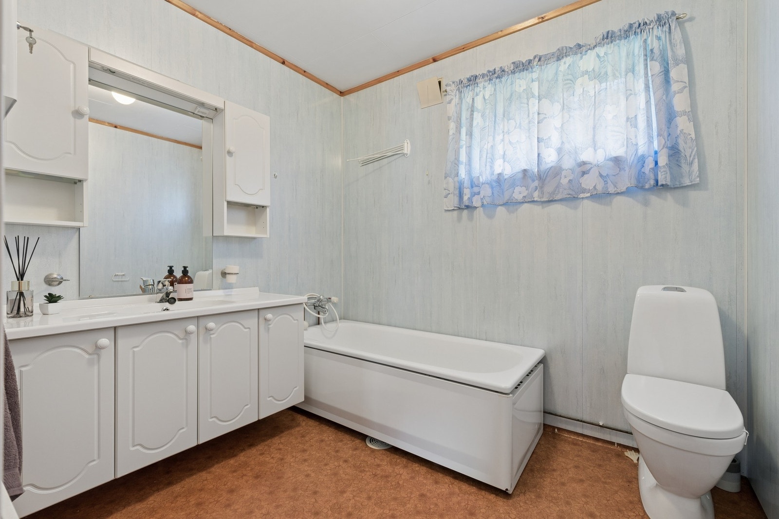 Badet i 1. etasje er innredet med badekar, servantseksjon og baderomsplater på veggene. Galleribilde