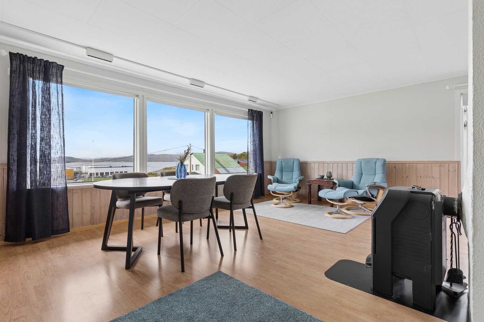 Spiseplassen er plassert ved store vindusflater med utsikt mot fjorden. Galleribilde