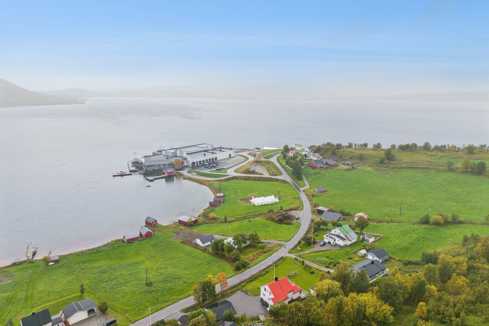 Nærområdet preges av et aktivt kystmiljø og kort vei ned til sjøkanten. Galleribilde