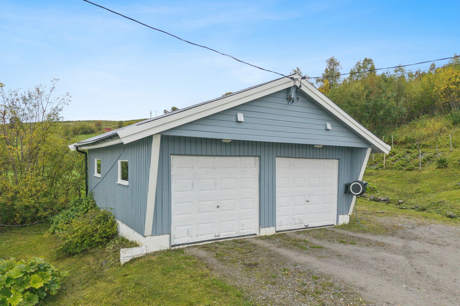 Frittstående garasje fra 1992 med to porter, i tillegg til integrert garasje i underetasjen. Galleribilde