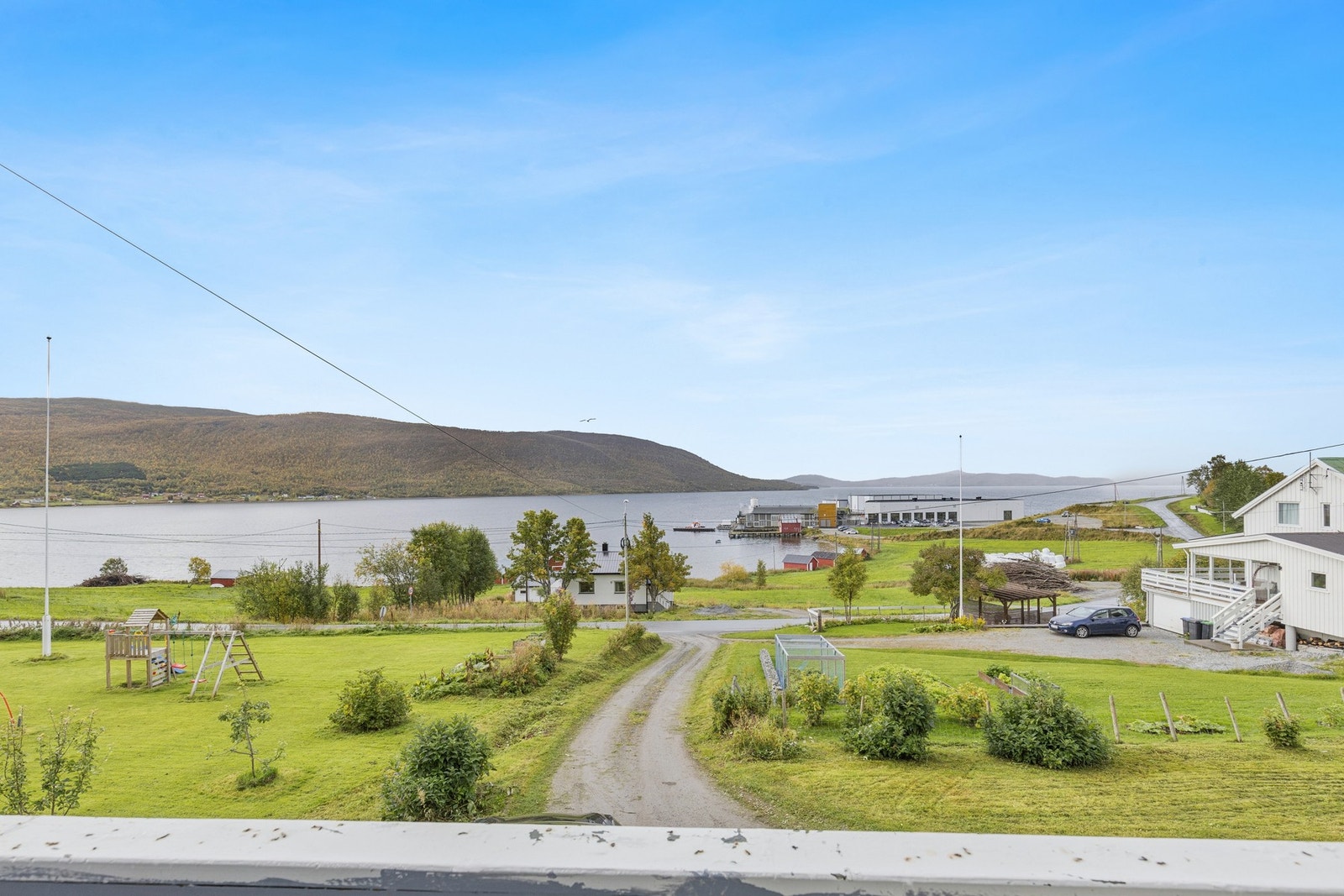 Utsikt mot fjorden, skipsleia og det åpne kystlandskapet. Galleribilde
