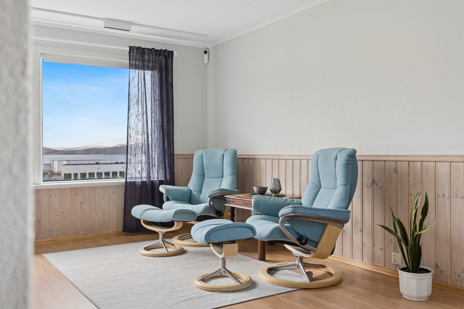 Vindusflatene slipper inn rikelig med dagslys og rammer inn utsikten. Galleribilde