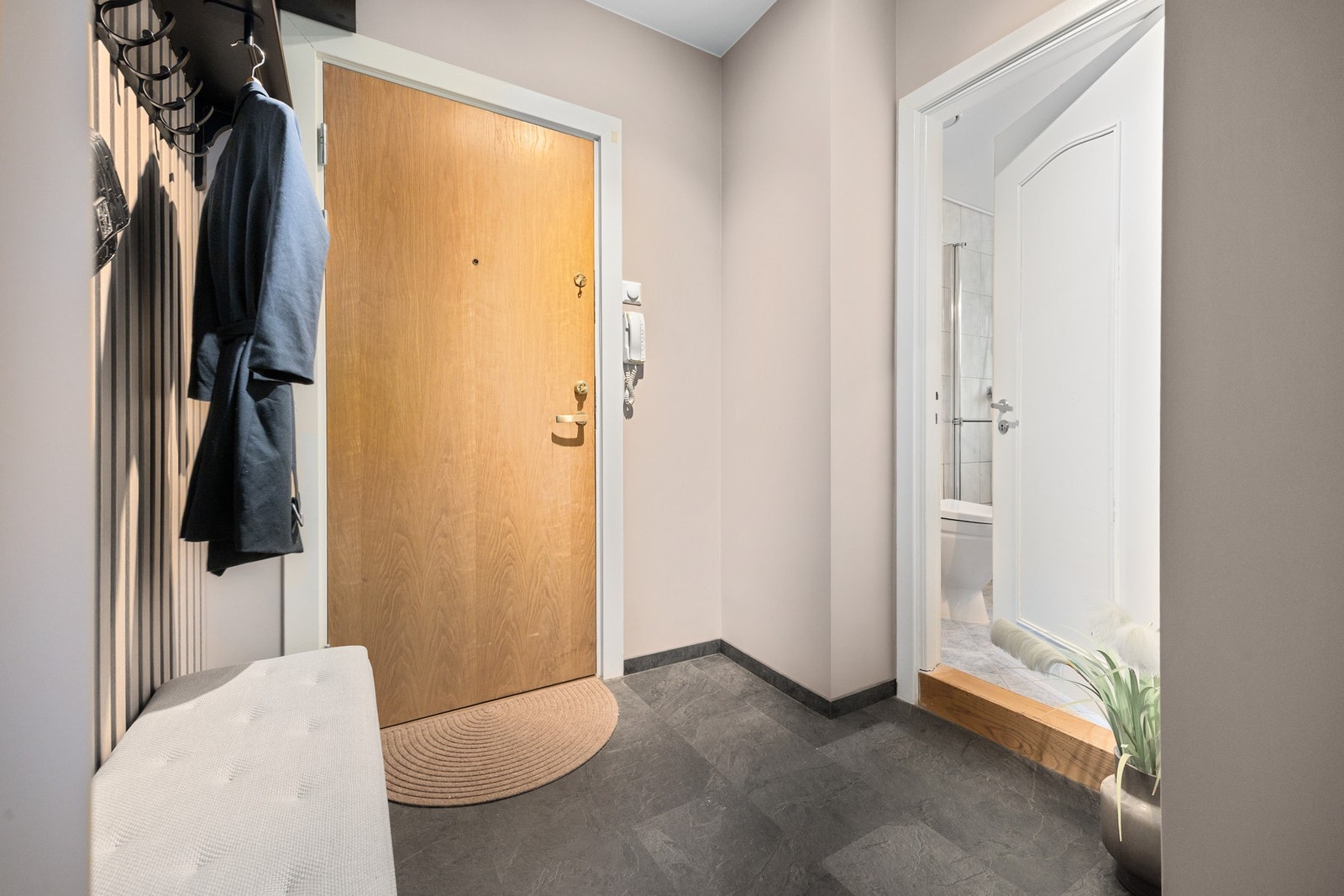 - Velkommen inn! romslig og innbydende entre med god plass til oppbevaring av yttertøy, sko og etc... - Galleribilde