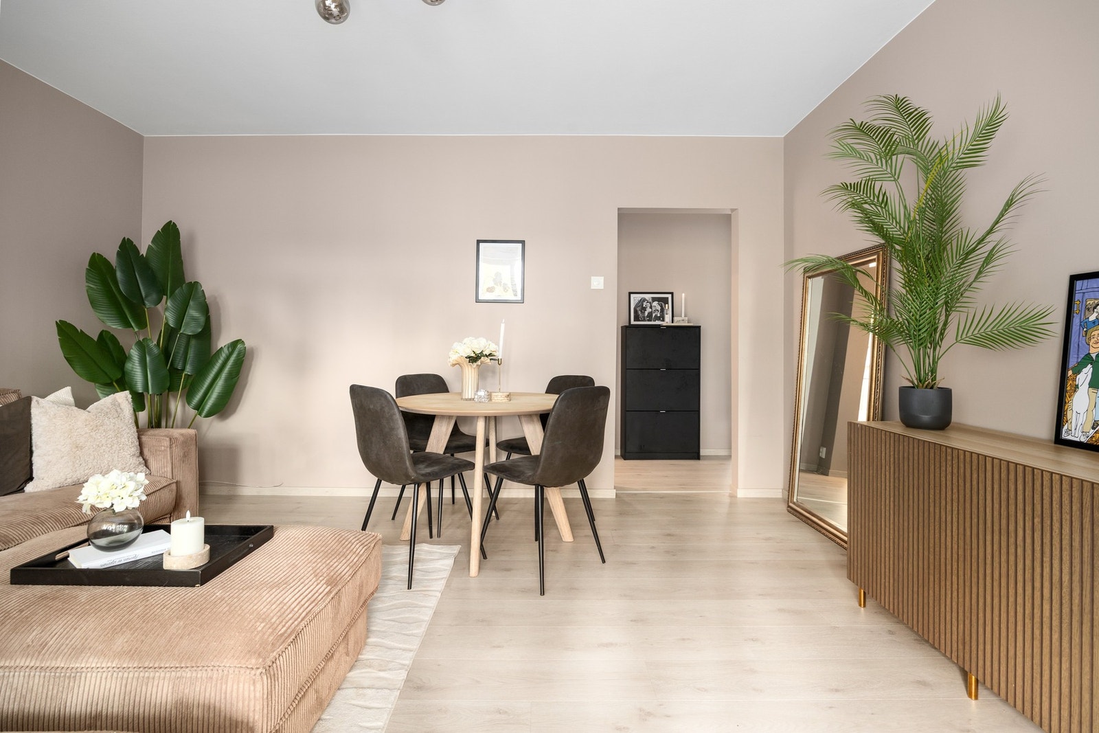 - God plass til både sofa og spisebord - Galleribilde