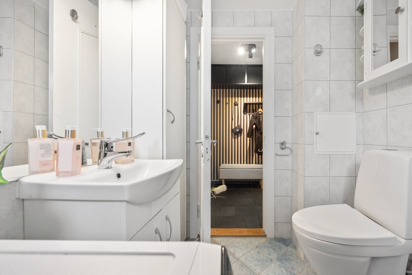 - Lys, helfliset bad med varme i gulv - Galleribilde