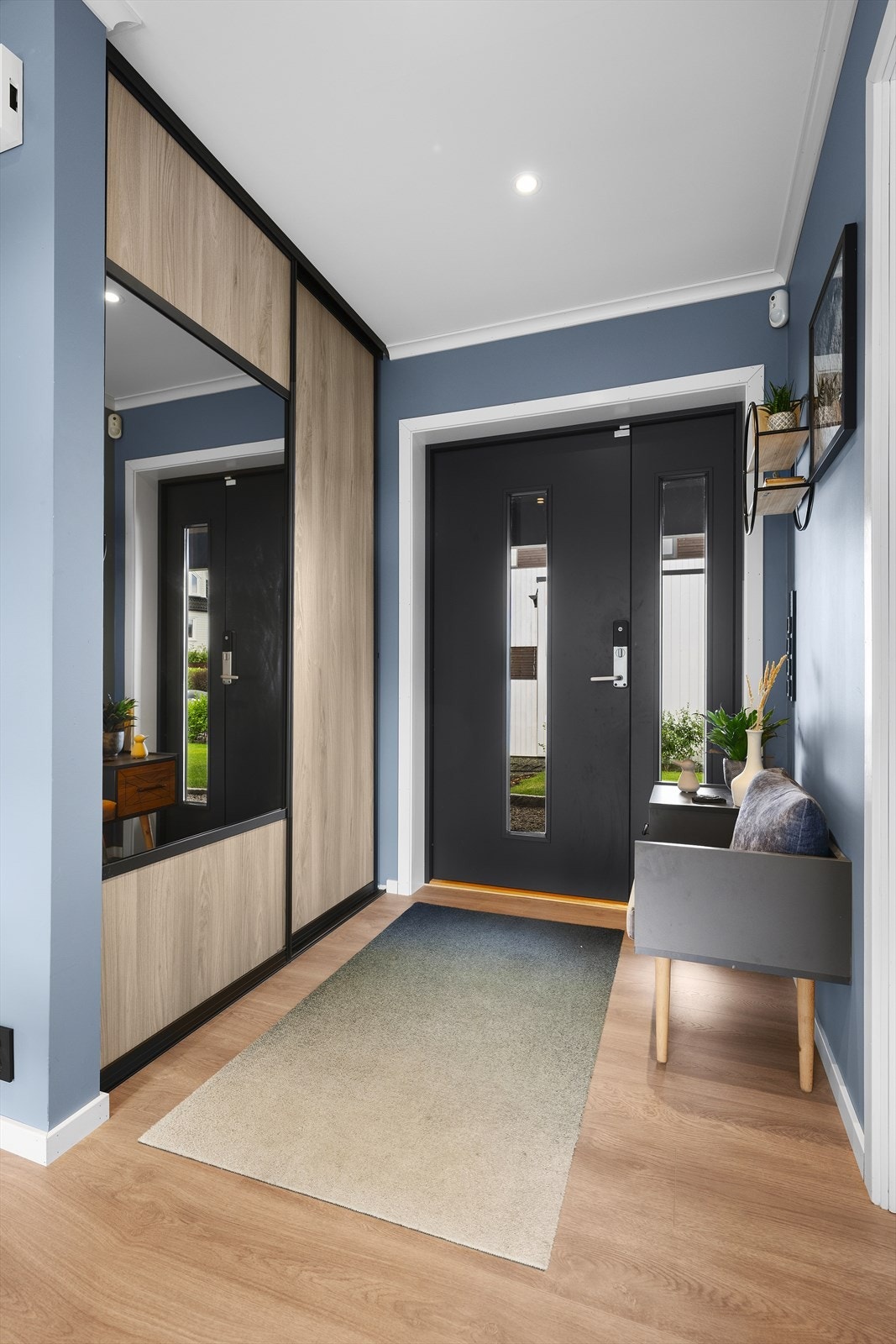 Entré/hall med god oppbevaringsplass i praktisk skyvedørsgarderobe. Galleribilde