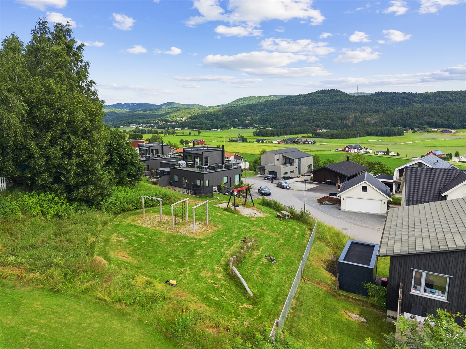 Lekeplass i nabolaget. Galleribilde