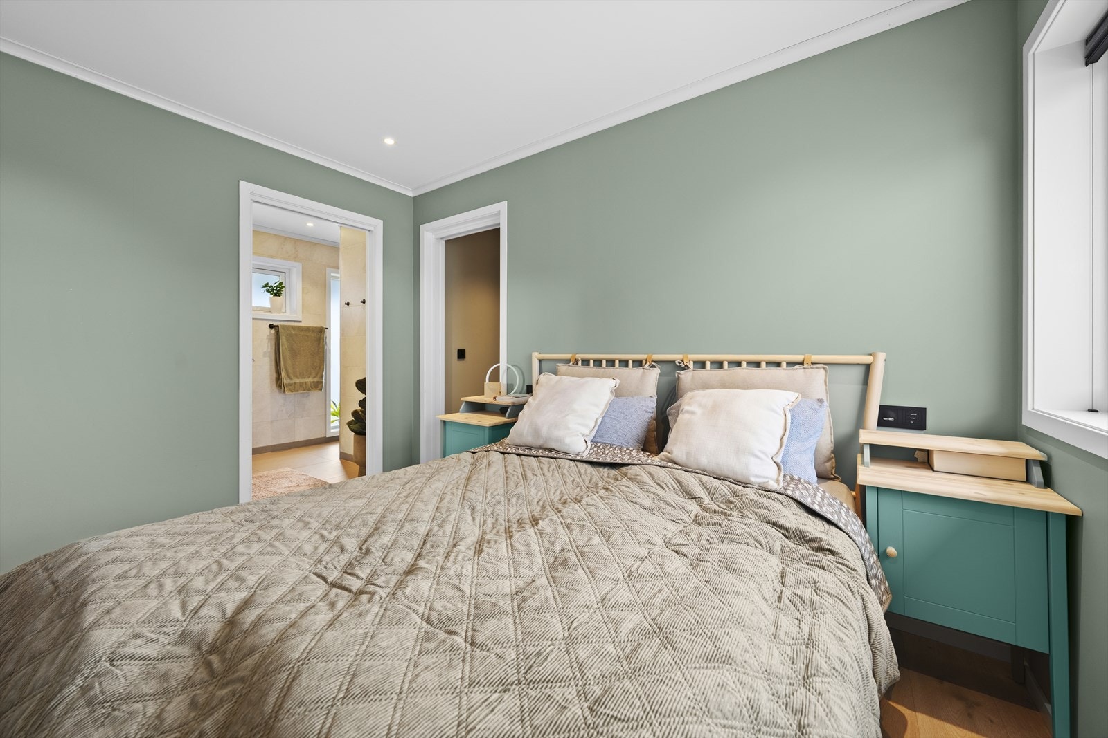Master bedroom - inngang til baderom og walk-in-closet Galleribilde
