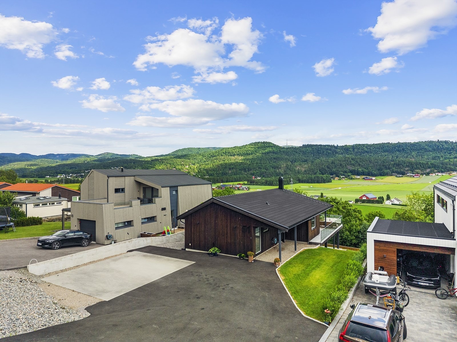 Asfaltert adkomst og gårdsplass. Støpt såle gir mulighet for oppføring av garasje. Galleribilde